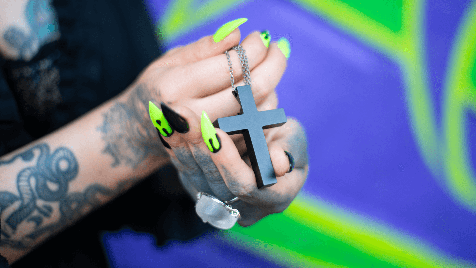 Cross pendant necklace